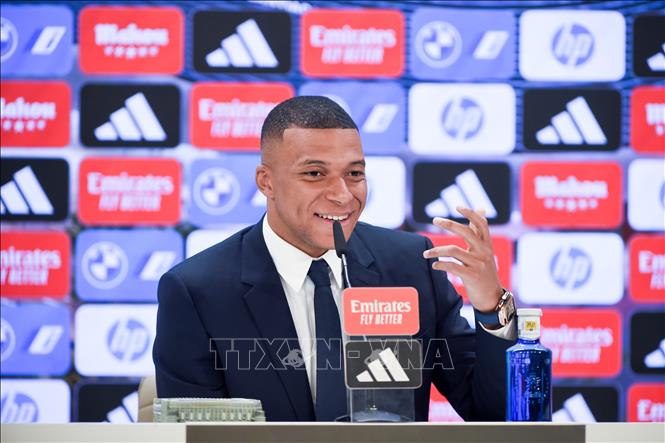Kylian Mbappe phát biểu họp báo trên sân Bernabeu ở Madrid, Tây Ban Nha ngày 16/7/2024. Ảnh: THX/TTXVN