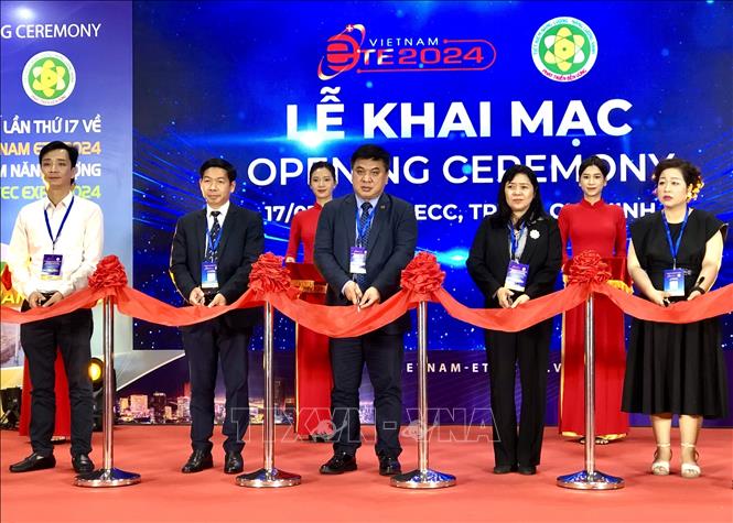Đại biểu thực hiện nghi thức khai mạc chuỗi triển lãm. Ảnh: Mỹ Phương – TTXVN.
