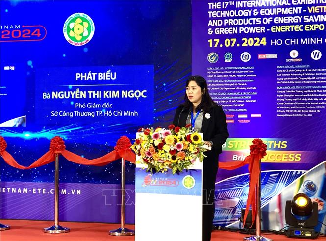 Bà Nguyễn Thị Kim Ngọc, Phó giám đốc Sở Công thương TP. Hồ Chí Minh, phát biểu tại lễ khai mạc chuỗi triển lãm. Ảnh: Mỹ Phương – TTXVN.

