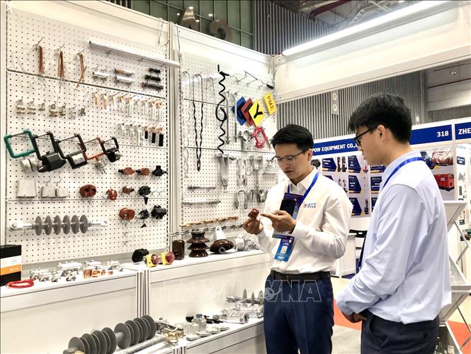 Khách tham quan Triển lãm. Ảnh: Mỹ Phương – TTXVN.
