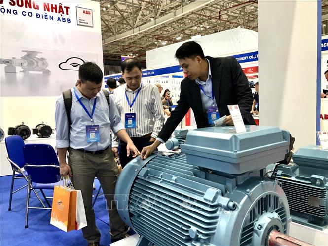 Khách tham quan gian hàng tại chuỗi triển lãm. Ảnh: Mỹ Phương – TTXVN.
