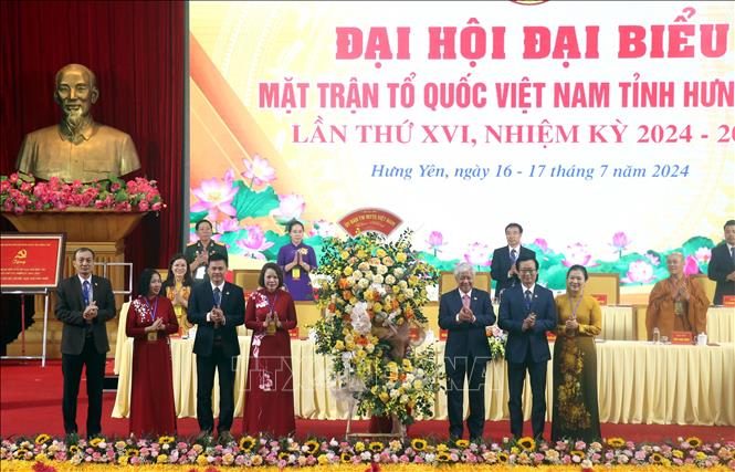 Lãnh đạo Ủy ban Trung ương Mặt trận Tổ quốc Việt Nam tặng hoa chúc mừng Đại hội. Ảnh: Đinh Văn Nhiều-TTXVN