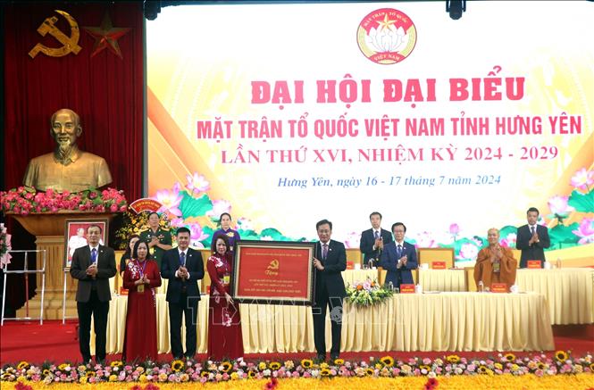 Bí thư Tỉnh ủy Hưng Yên Nguyễn Hữu Nghĩa (phải) tặng bức trướng chúc mừng Đại hội. Ảnh: Đinh Văn Nhiều-TTXVN