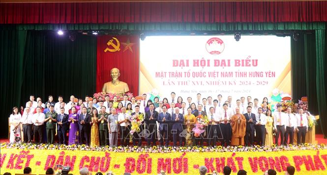 Ban Chấp hành Ủy ban MTTQ Việt Nam tỉnh Hưng Yên khóa XVI ra mắt Đại hội. Ảnh: Đinh Văn Nhiều-TTXVN