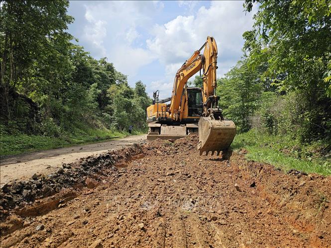 Xử lý mặt đường thuộc dự án sửa chữa Quốc lộ 14C. Ảnh: Hưng Thịnh - TTXVN