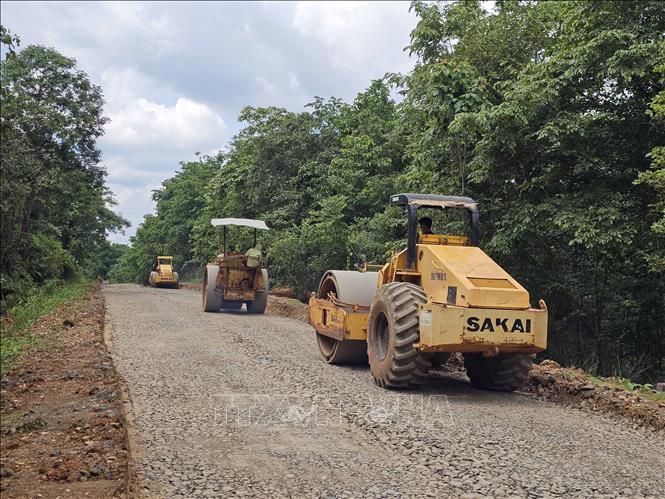 Thi công sửa chữa Quốc lộ 14C, đoạn qua huyện Đắk Mil, tỉnh Đắk Nông. Ảnh: Hưng Thịnh - TTXVN
