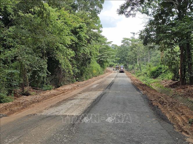 Sửa chữa mặt đường Quốc lộ 14C, đoạn qua huyện Đắk Mil, tỉnh Đắk Nông. Ảnh: Hưng Thịnh - TTXVN