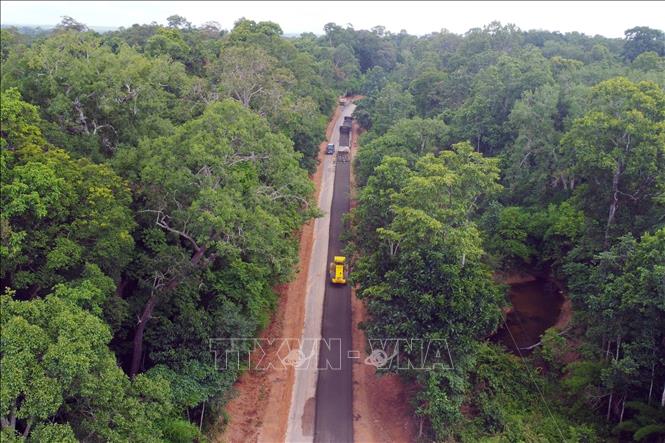 Thi công sửa chữa, cải tạo đoạn Quốc lộ 14C nối từ thị trấn Đắk Mil (Đắk Mil, Đắk Nông) với tỉnh Đắk Lắk. Ảnh: Hưng Thịnh - TTXVN