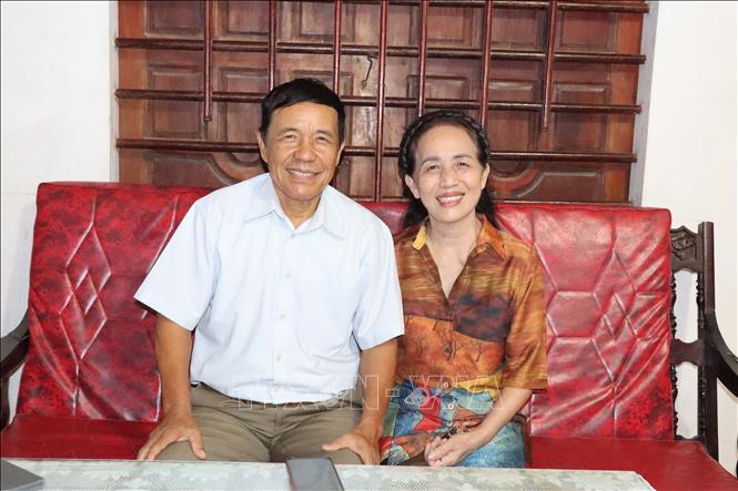 Vợ chồng Nghệ nhân ưu tú Phạm Thế Nhuần và Nghệ nhân nhân dân Vũ Thị Thanh Minh. Ảnh: Hoàng Ngà - TTXVN