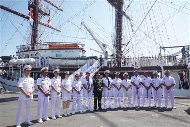 Sailing vessel 286-Le Quy Don of the Vietnam People’s Navy on July 17 arrives in Surabaya to start a visit to Indonesia to exchange with the Indonesian Navy. VNA Photo: Đào Trang