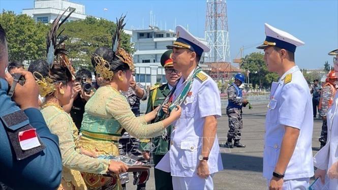 Sailing vessel 286-Le Quy Don of the Vietnam People’s Navy on July 17 arrives in Surabaya to start a visit to Indonesia to exchange with the Indonesian Navy. VNA Photo: Đào Trang