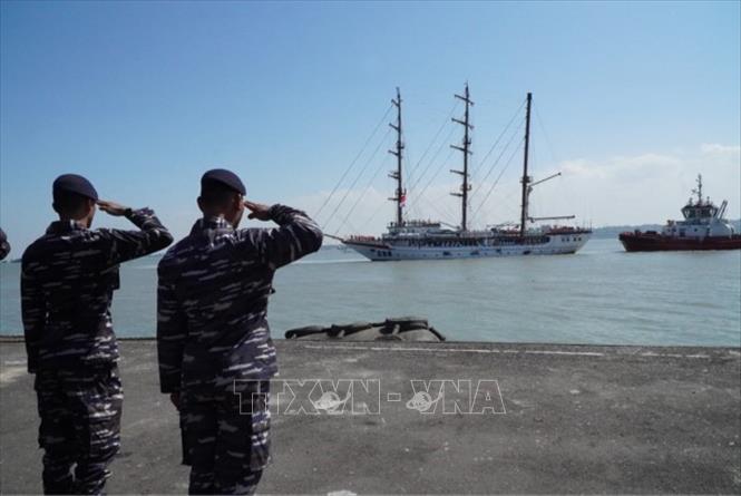 Sailing vessel 286-Le Quy Don of the Vietnam People’s Navy on July 17 arrives in Surabaya to start a visit to Indonesia to exchange with the Indonesian Navy. VNA Photo: Đào Trang