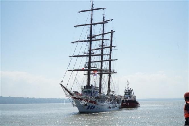 Sailing vessel 286-Le Quy Don of the Vietnam People’s Navy on July 17 arrives in Surabaya to start a visit to Indonesia to exchange with the Indonesian Navy. VNA Photo: Đào Trang