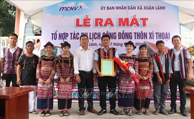 Ra mắt Tổ Quản lý mô hình du lịch cộng đồng thôn Xí Thoại. Ảnh: Tường Quân - TTXVN