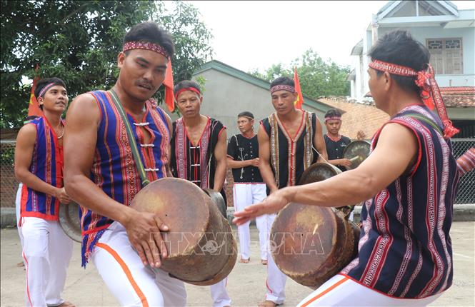 Biểu diễn nghệ thuật “Trống đôi, cồng ba, chiêng năm”. Ảnh: Tường Quân - TTXVN
