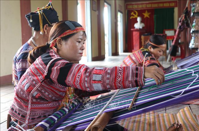Phụ nữ Ba Na tham gia dệt thổ cẩm truyền thống. Ảnh: Tường Quân - TTXVN