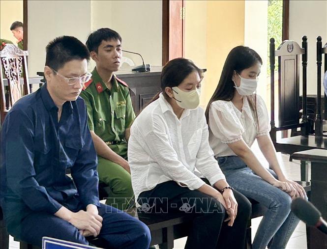 Các bị cáo Trần Tiến Lực, Phạm Ngọc Thùy và Đỗ Thị Yến Phương tại tòa. Ảnh: TTXVN phát