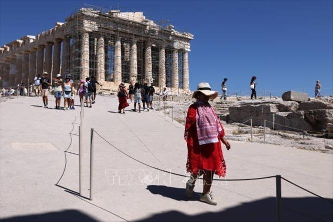 Du khách tham quan thành cổ Acropolis ở Athens, Hy Lạp, trong ngày nắng nóng 16/7/2024. Ảnh: Getty Images/ TTXVN
