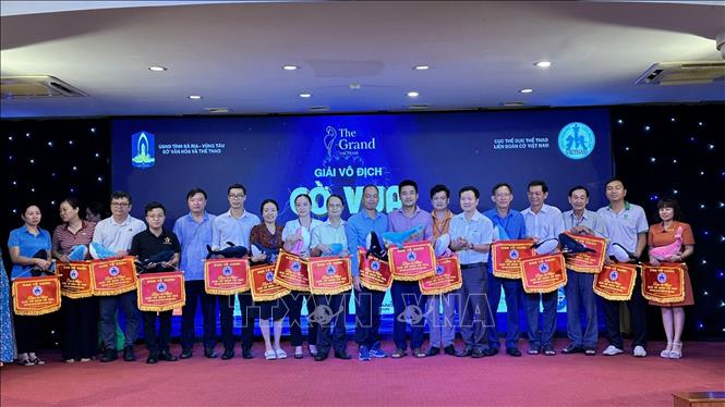 Ban tổ chức trao cờ lưu niệm cho các đoàn tham gia Giải vô địch Cờ vua các Câu lạc bộ Quốc gia 2024-Cúp The Grand Hồ Tràm. Ảnh: Huỳnh Sơn-TTXVN
