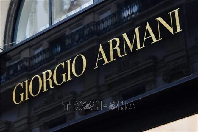 Biểu tượng hãng thời trang Giorgio Armani tại một cửa hàng ở Milan, Italy. Ảnh: Getty Images/ TTXVN