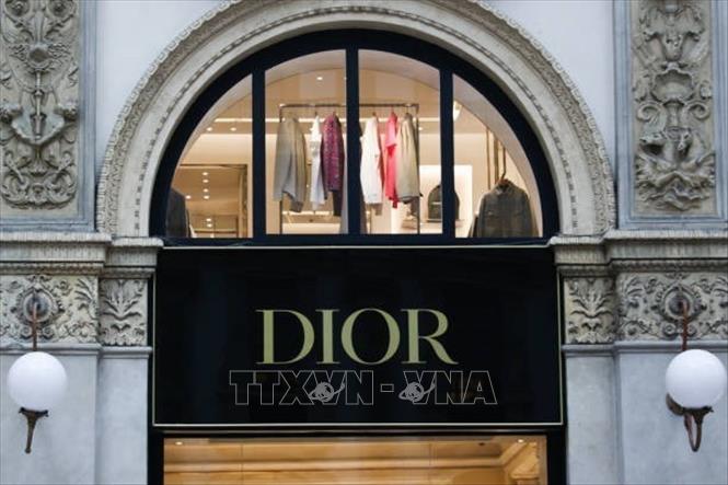 Biểu tượng hãng thời trang Dior tại cửa hàng ở Milan, Italy. Ảnh: Getty Images/ TTXVN