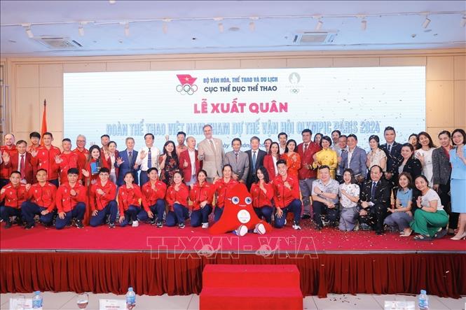The Vietnamese sporting delegation and delegates at the ceremony. VNA Photo: Minh Quyết 
