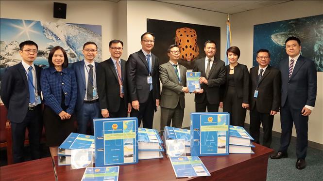 Việt Nam chính thức nộp Hồ sơ đệ trình Ranh giới thềm lục địa mở rộng ngoài 200 hải lý của Việt Nam ở Khu vực Giữa Biển Đông lên Ủy ban Ranh giới Thềm lục địa LHQ. Ảnh: Thanh Tuấn - Phóng viên TTXVN tại New York (Mỹ) 