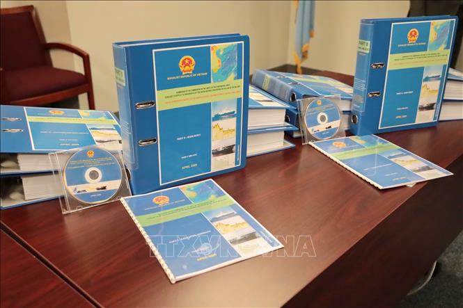 Việt Nam chính thức nộp Hồ sơ đệ trình Ranh giới thềm lục địa mở rộng ngoài 200 hải lý của Việt Nam ở Khu vực Giữa Biển Đông lên Ủy ban Ranh giới Thềm lục địa LHQ. Ảnh: Thanh Tuấn - Phóng viên TTXVN tại New York (Mỹ) 