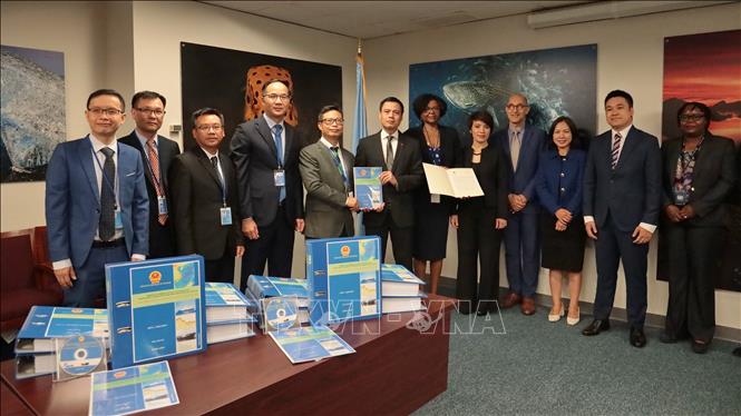 Việt Nam chính thức nộp Hồ sơ đệ trình Ranh giới thềm lục địa mở rộng ngoài 200 hải lý của Việt Nam ở Khu vực Giữa Biển Đông lên Ủy ban Ranh giới Thềm lục địa LHQ. Ảnh: Thanh Tuấn - Phóng viên TTXVN tại New York (Mỹ)