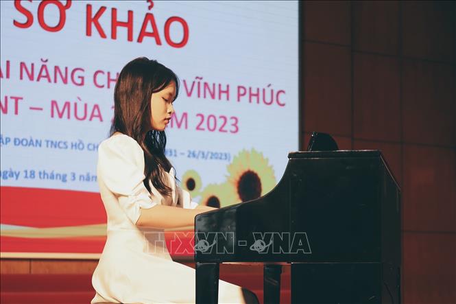 Ngoài thời gian học, Phương Linh chơi đàn piano để giải tỏa áp lực học tập. Ảnh: TTXVN phát