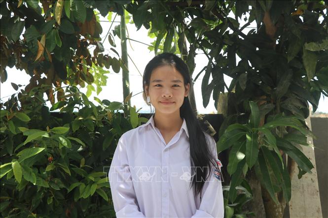 Lê Thị Thanh Huyền, học sinh lớp 12A6 trường THPT Can Lộc, đạt điểm số 29,5 (Ngữ văn 9,75; Lịch sử 9,75 và Địa lý 10). Ảnh: Hoàng Ngà - TTXVN