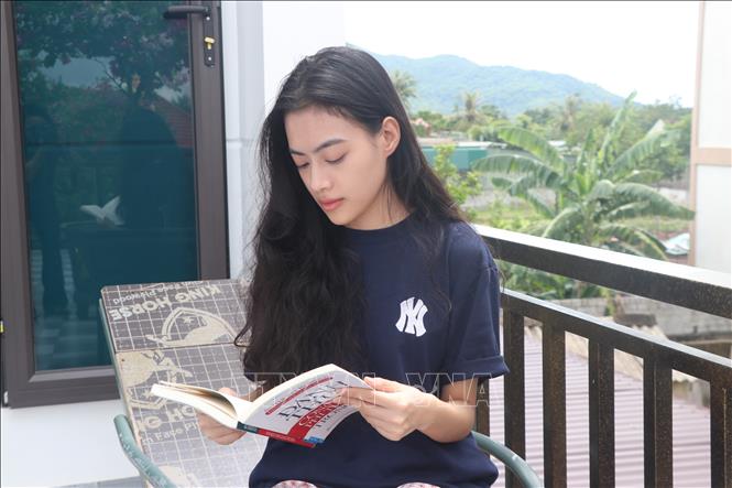 Từ Thị Kim Oanh, trường THPT Mai Thúc Loan đạt 29,5 điểm (Ngữ văn 9,75; Lịch sử 10 và Địa lý 9,75). Ảnh: Hoàng Ngà - TTXVN