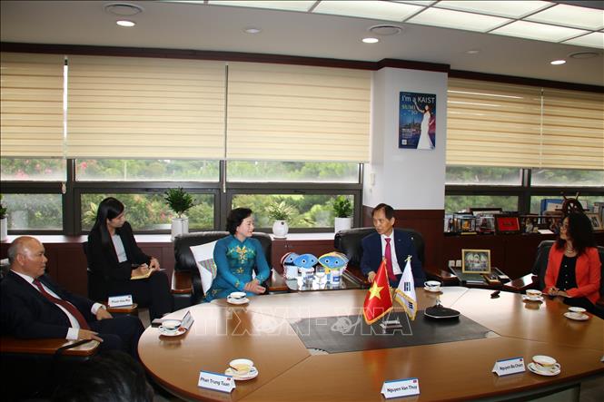 The Vietnamese delegation has a working session with the Korea Advanced Institute of Science and Technology (KAIST). VNA Photo