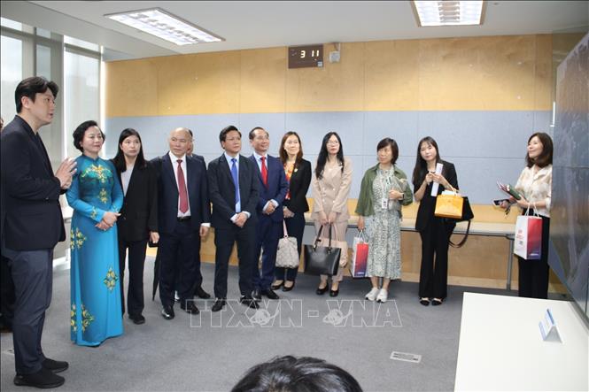 The Vietnamese delegation visits the Korea Advanced Institute of Science and Technology (KAIST). VNA Photo