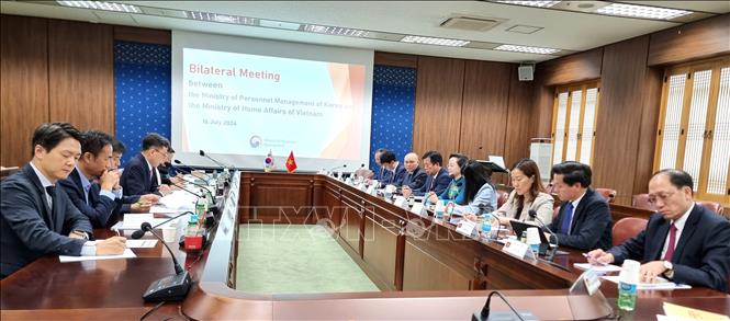 The Vietnamese delegation has a working session with the Korean Ministry of Personnel Management. VNA Photo