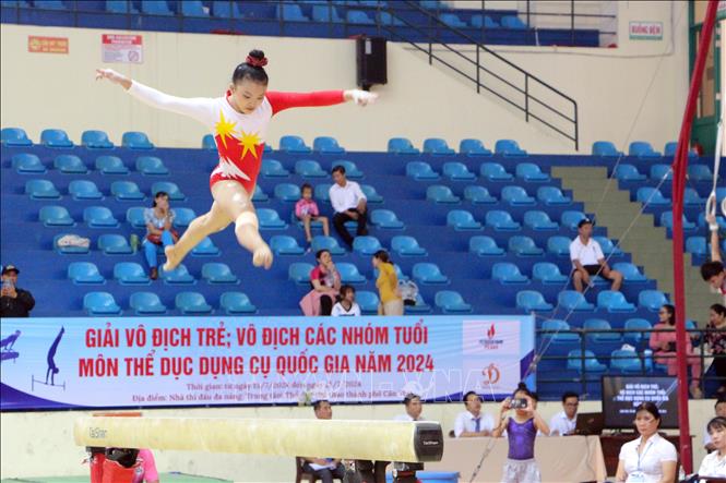 Các vận động viên thi đấu nội dung cầu thăng bằng. Ảnh: Trung Kiên - TTXVN