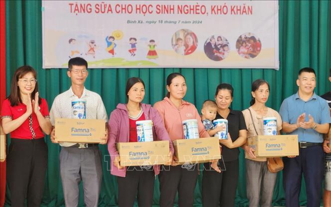 Đại diện gia đình có trẻ em nghèo, khuyết tật, có hoàn cảnh khó khăn huyện Đình Lập nhận sữa tại Chương trình. Ảnh: Anh Tuấn – TTXVN