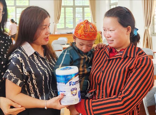 Phó Chủ tịch Thường trực Hội Liên hiệp Phụ nữ tỉnh Lạng Sơn Vũ Thị Huyền Trang trao sữa cho trẻ em nghèo, khuyết tật, có hoàn cảnh khó khăn huyện Đình Lập tại Chương trình. Ảnh: Anh Tuấn – TTXVN