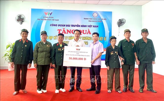 Đoàn công tác Công đoàn Đài truyền hình Việt Nam trao tặng Trung tâm Công tác xã hội tỉnh Quảng Bình 50 triệu đồng. Ảnh: Võ Dung - TTXVN