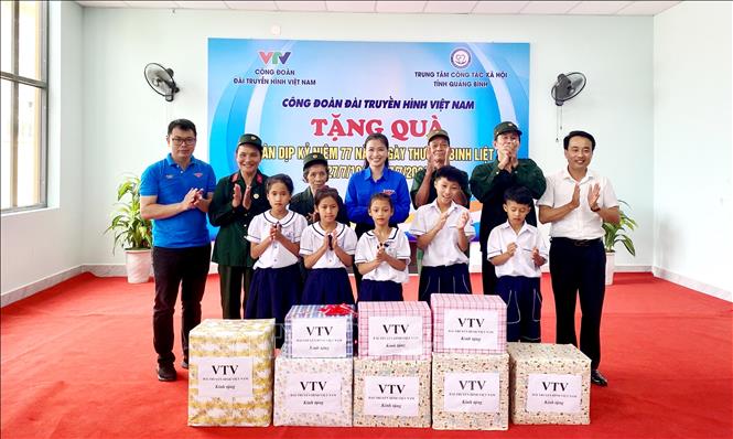 Tặng quà các cụ, các cháu có hoàn cảnh đặc biệt khó khăn tại Trung tâm Công tác xã hội tỉnh Quảng Bình. Ảnh: Võ Dung - TTXVN