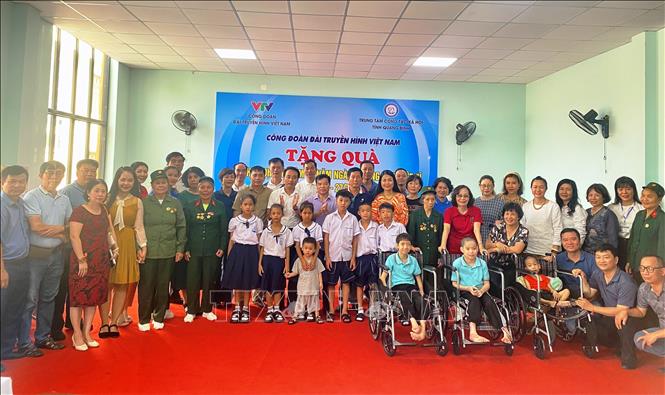 Đoàn công tác Công đoàn Đài truyền hình Việt Nam thăm, tặng quà các cụ, các cháu có hoàn cảnh đặc biệt khó khăn tại Trung tâm Công tác xã hội tỉnh Quảng Bình. Ảnh: Võ Dung - TTXVN