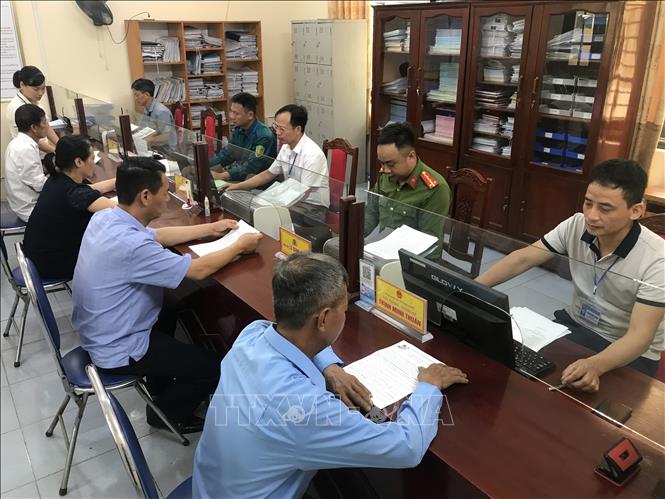 Phòng một cửa tại UBND xã Quảng Nghiệp huyện Tứ Kỳ ứng dụng công nghệ thông tin trong Cải cách thủ tục hành chính ở xã. Ảnh: Tiến Vĩnh – TTXVN

