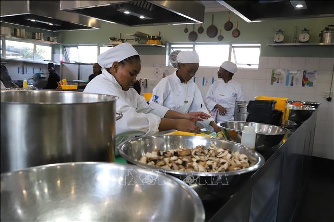 Các tình nguyện viên tham gia chương trình 67.000 lít súp cho người nghèo trong Ngày Quốc tế Nelson Mandela.Ảnh: Hồng Minh - PV TTXVN tại Nam Phi