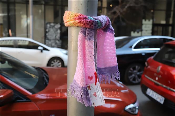 Một chiếc khăn tặng cho người khó khăn của tổ chức 67 Blankets for Nelson Mandela Day (67 Tấm chăn ấm cho Ngày Nelson Mandela). Ảnh: Hồng Minh - PV TTXVN tại Nam Phi