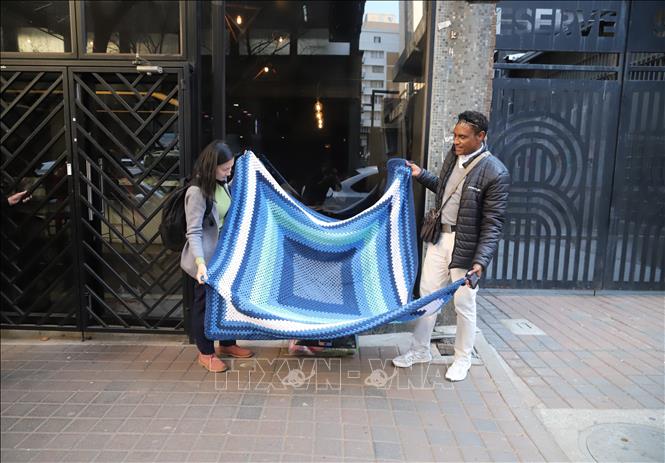 Một tấm chăn đan dành cho người nghèo trong chương trình 67 Blankets for Nelson Mandela Day (67 Tấm chăn ấm cho Ngày Nelson Mandela). Ảnh: Hồng Minh - PV TTXVN tại Nam Phi