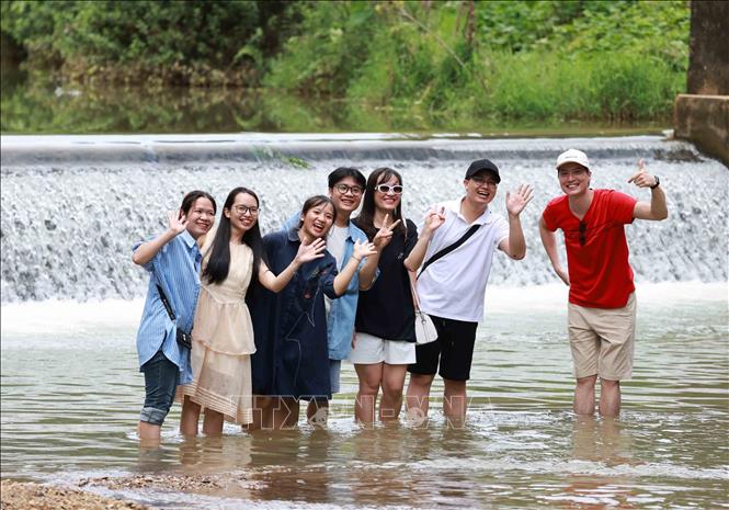 Tourists experience community-based activities in Cao Bang province. VNA Photo: Nhật Anh