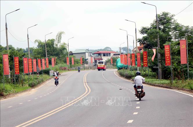 Đường Hồ Chí Minh qua huyện Định Hoá được đầu tư góp phần phát triển kinh tế xã hội. Ảnh: Trần Trang-TTXVN