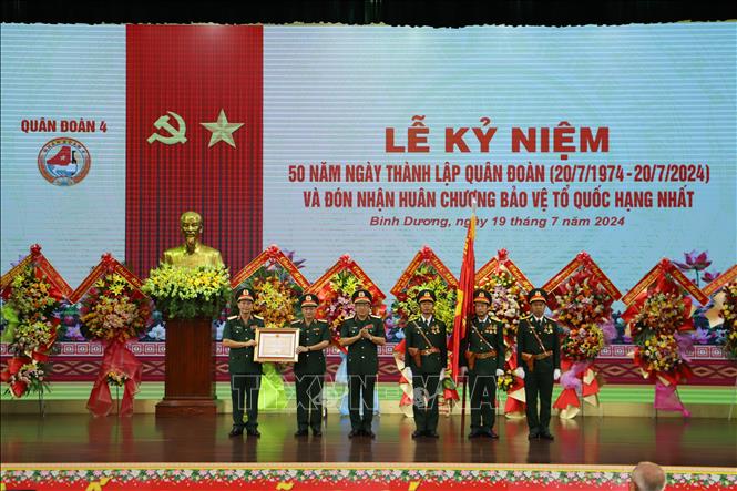 Thừa ủy quyền của Chủ tịch nước, Thượng tướng Phạm Hoài Nam, Thứ trưởng Bộ Quốc phòng trao Huân chương bảo vệ Tổ quốc hạng Nhất cho Quân đoàn 4. Ảnh: Huyền Trang - TTXVN