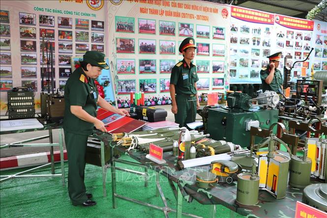 Khu trưng bày khí tài quân sự trong khuôn khổ buổi lễ. Ảnh: Huyền Trang - TTXVN