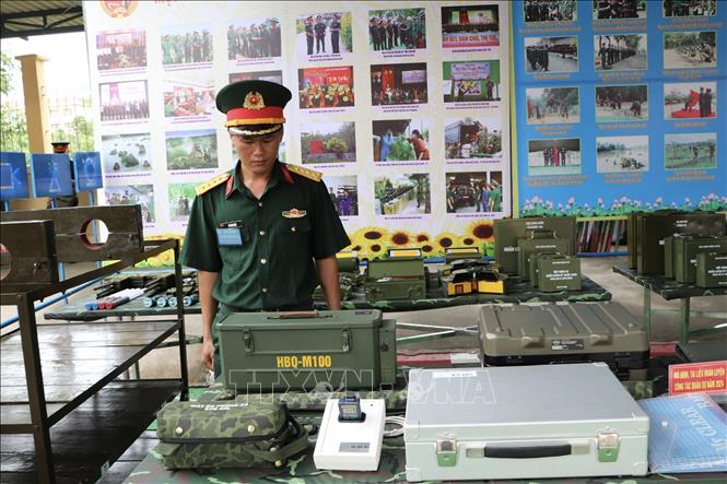 Khu trưng bày khí tài quân sự trong khuôn khổ buổi lễ. Ảnh: Huyền Trang - TTXVN